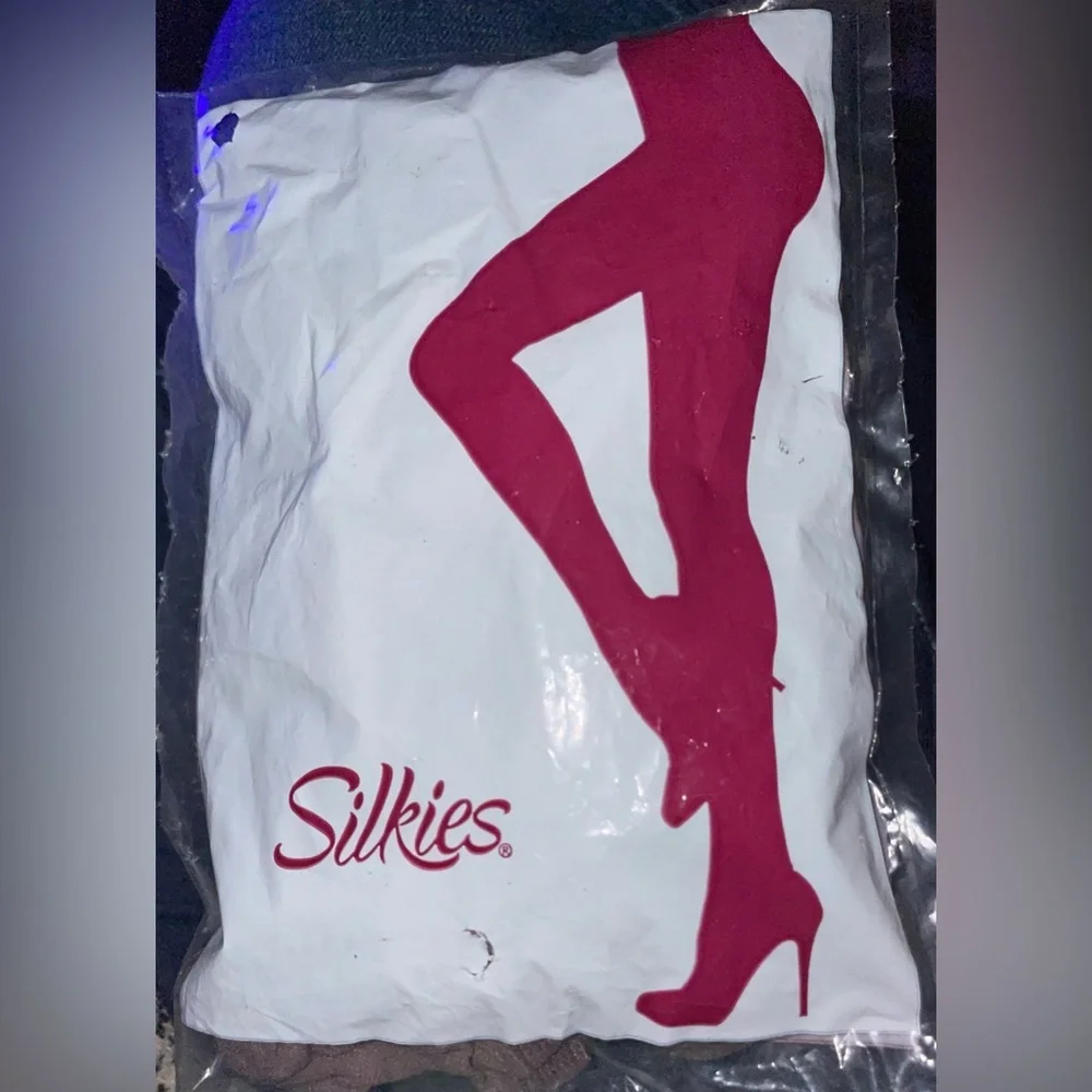 Silkies Taupe Knee-Hi's Regular size. NWT